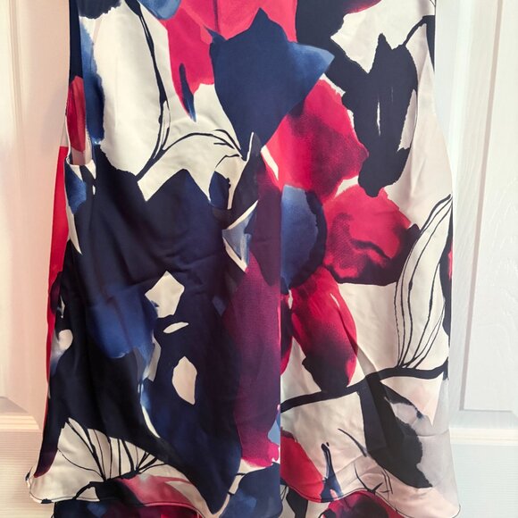 Floral sleeveless v neck blouse - Picture 2 of 3